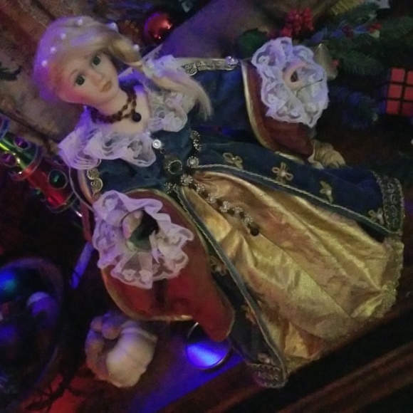 Porcelain doll has the face of an angel dressed in a blue velvet dress - Picture 5 of 10